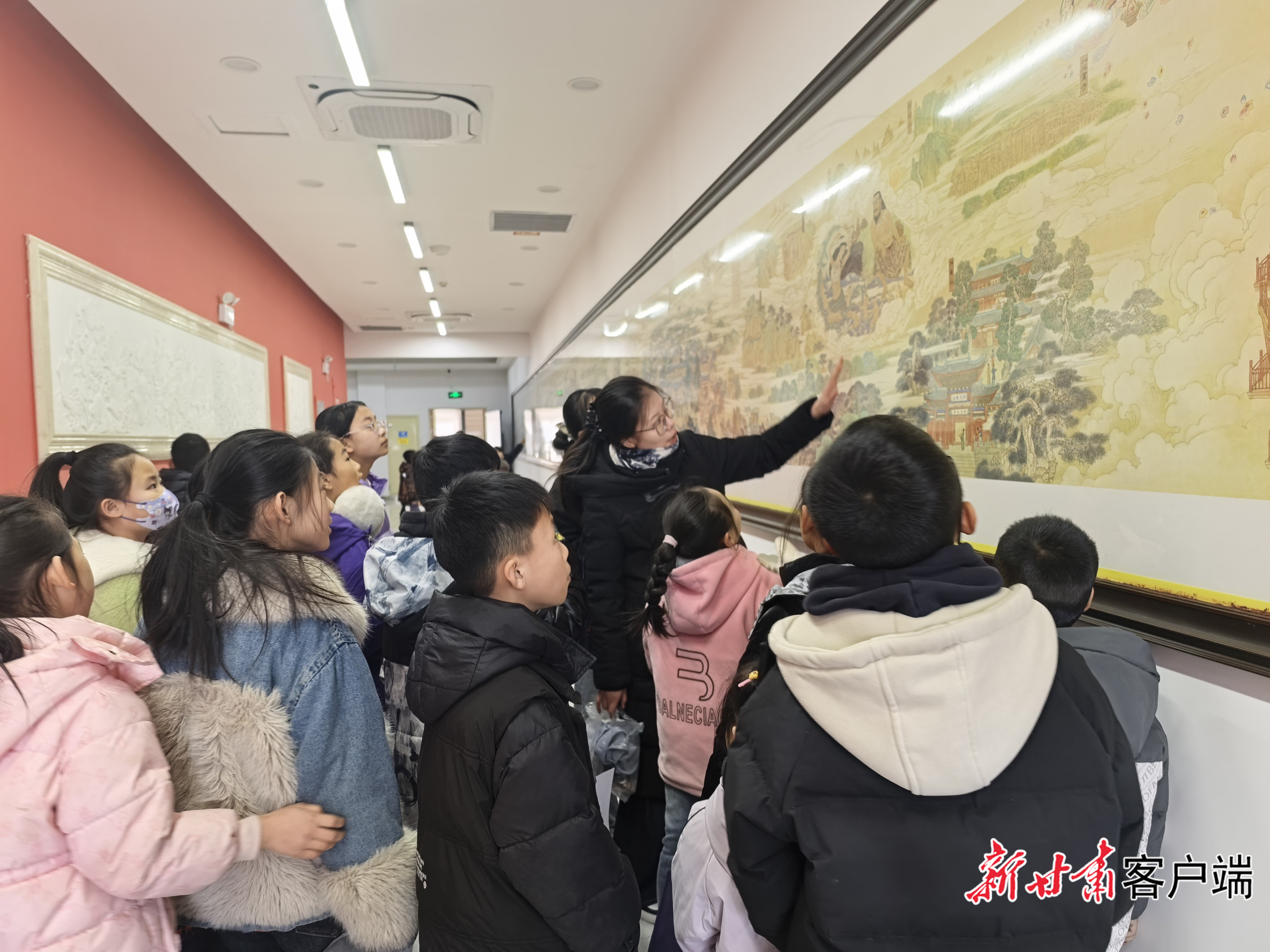 学生们在莫建成艺术博物馆细赏《敦煌印象・丝路虹霓》工笔重彩的丝路盛景 本文图片均由莫建成艺术博物馆提供