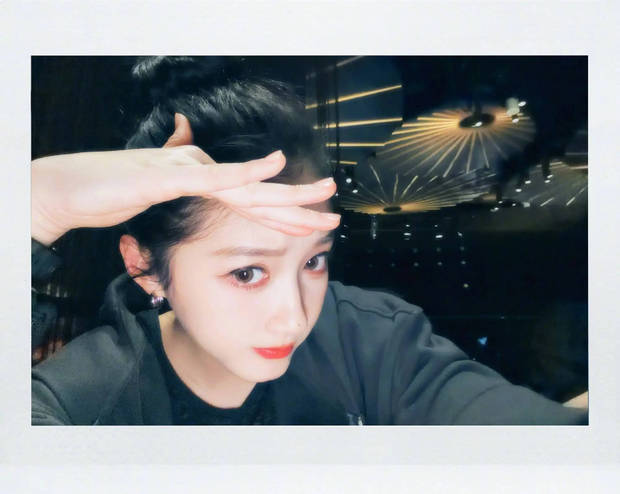 关晓彤的皮肤白嫩，红唇吸睛。