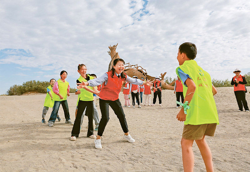做好思想政治工作，需要增强服务意识，解决群众实际困难。近年来，甘肃实施“结对帮扶&middot;爱心甘肃”工程，组织党员、干部与孤儿、困难重度残疾人、特殊困难群众结对认亲，积极开展关爱帮扶工作。图为2024年8月6日，酒泉市金塔县“爱心妈妈”正在与结对儿童一起做游戏。甘肃日报通讯员　曹红祖　摄