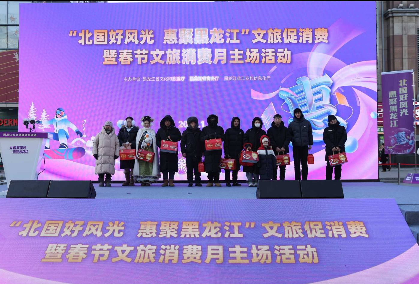 【抽奖时刻万众瞩目，欢声笑语充盈全场】