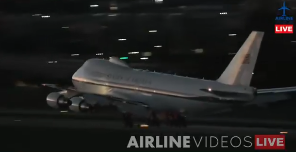 当地时间1月8日,被称为“末日飞机”的波音E-4B军机被拍到降落在洛杉矶国际机场。图源:美媒视频截图