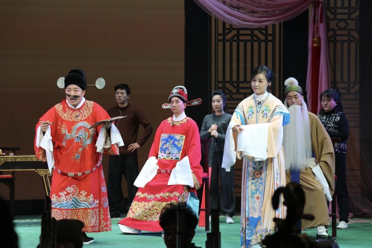 陇剧《凤冠梦》排练现场