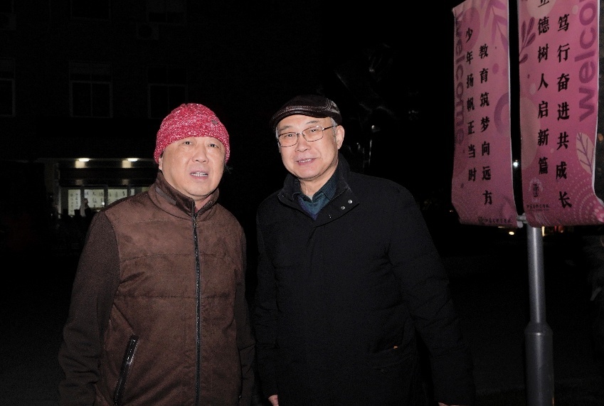 本文作者与铁老师(右)在剧场门口留影,存照为凭