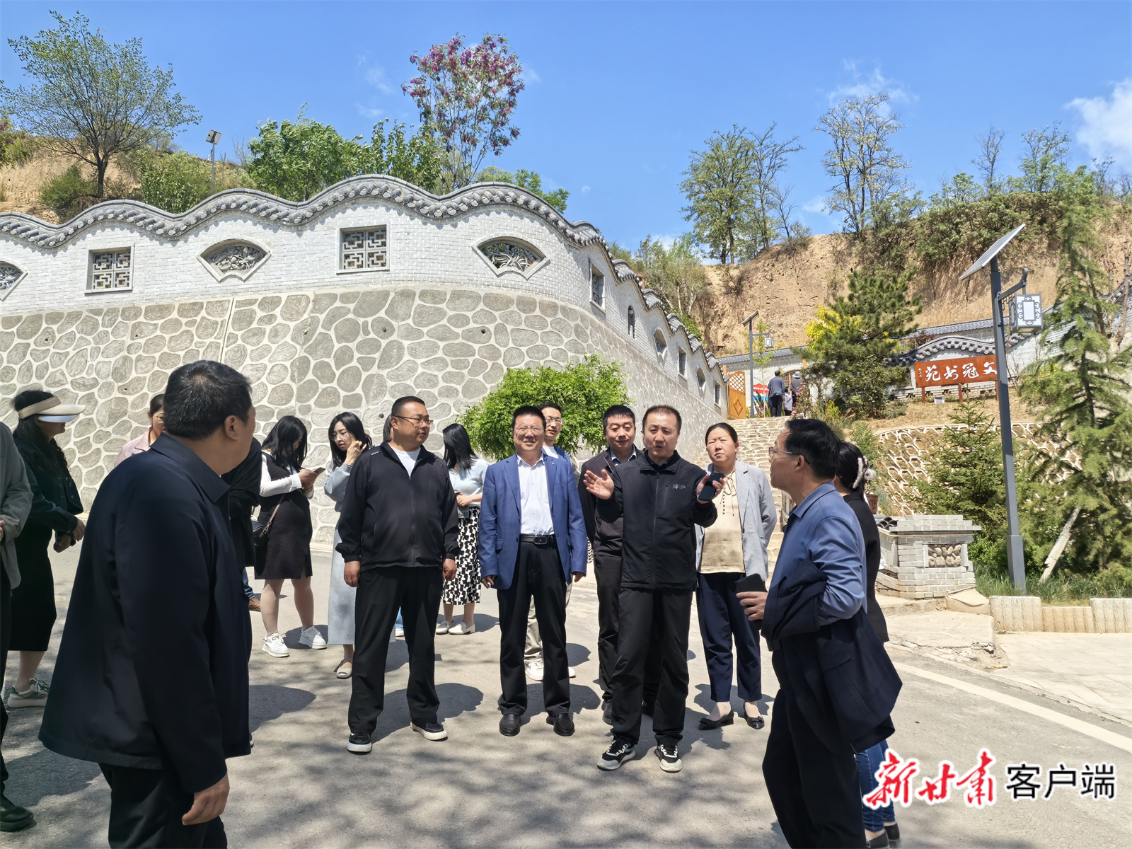 工作人员在崆峒区崆峒镇西沟村观摩村集体经济发展、产权制度改革