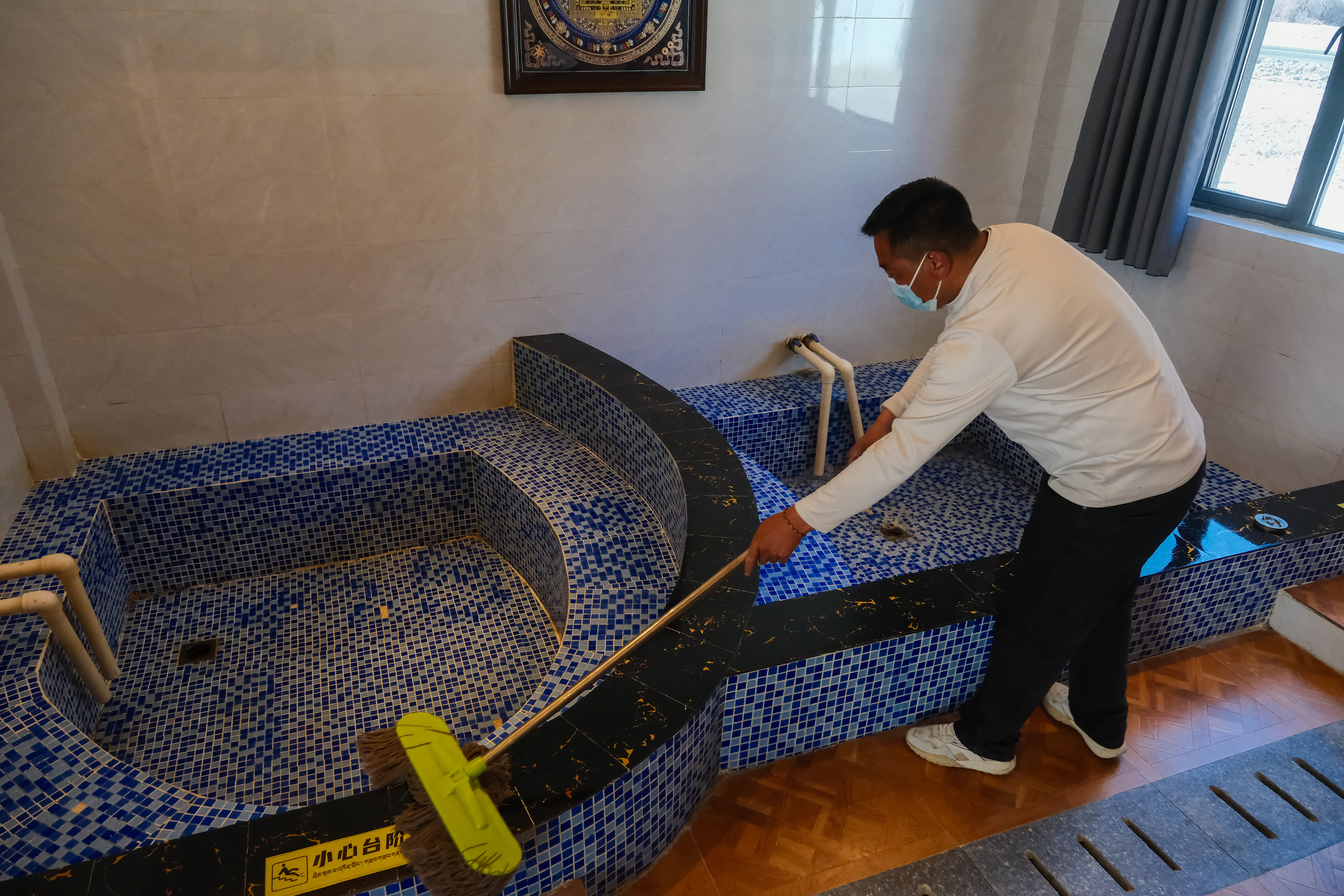 在念朗温泉务工的村民正在清扫温泉包间