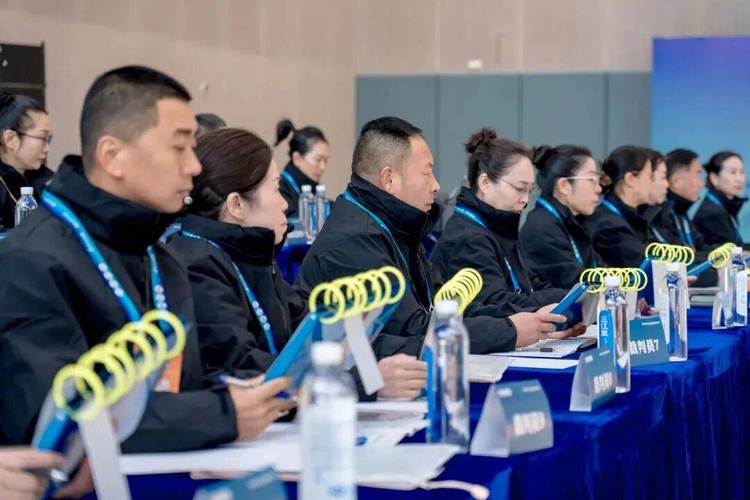 （健身气功裁判员认真执裁）