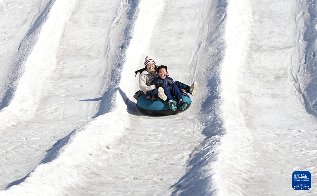 1月11日，游客在石家庄市正定县冰雪嘉年华游玩。