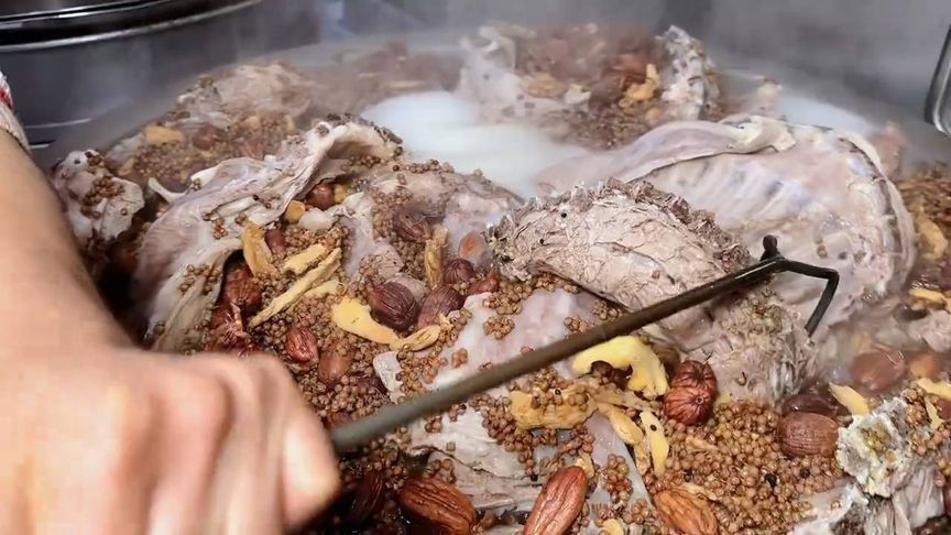 甘肃老板做手抓，生羊30一斤带皮带骨煮熟卖46，价格全兰州难找