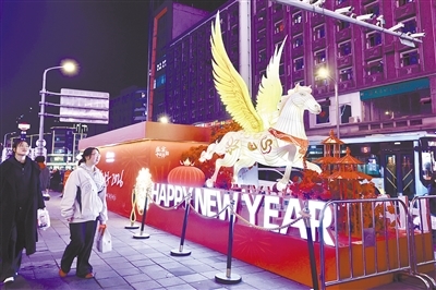 1月12日晚，在中山路与象山路交叉口，一处飞马灯箱造型格外醒目