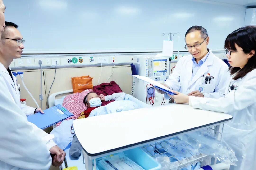图：乐平医院血液透析中心内，医护人员正在细心查看了解患者的治疗情况