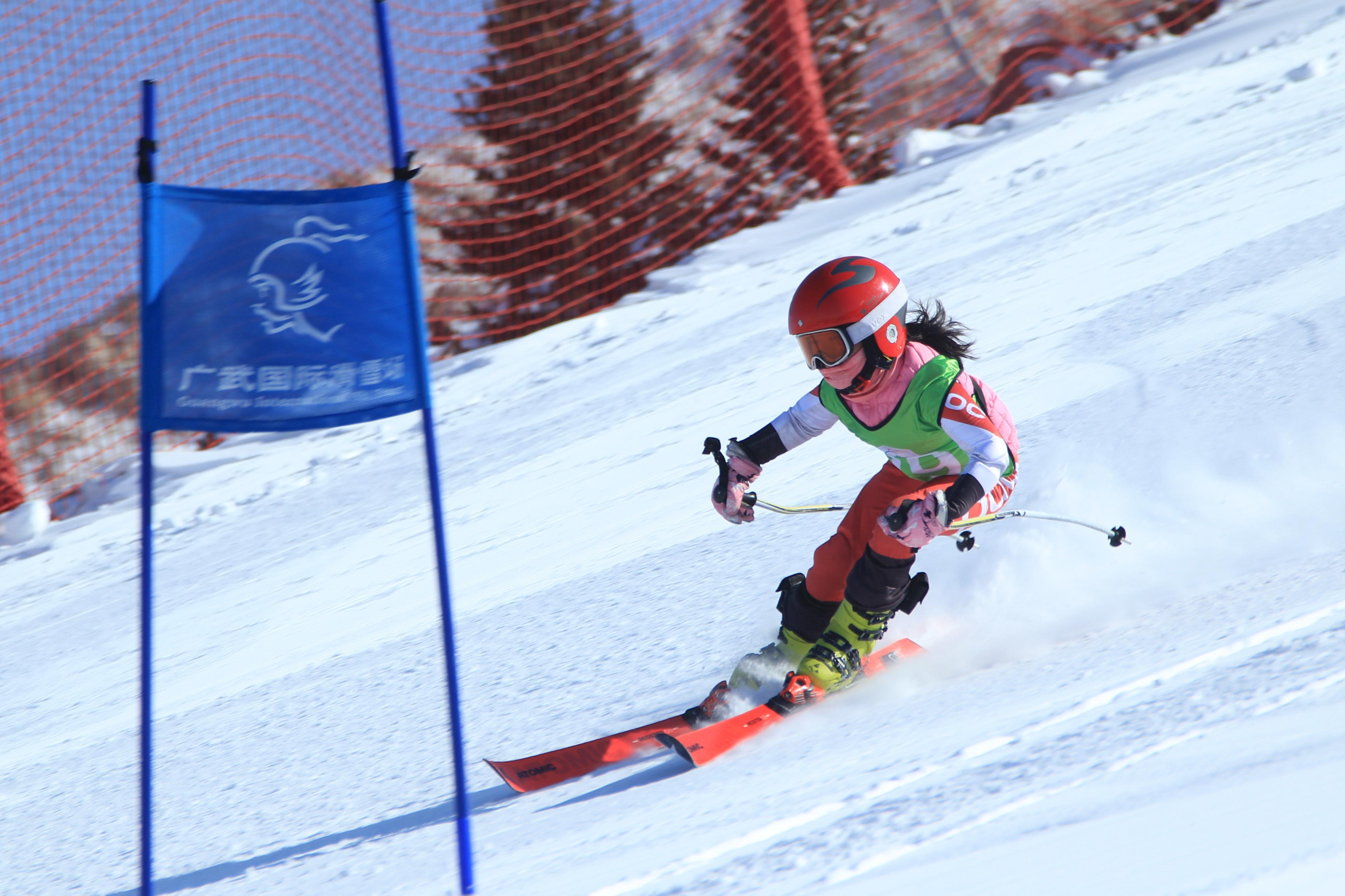 游客在朔州广武国际滑雪场滑雪