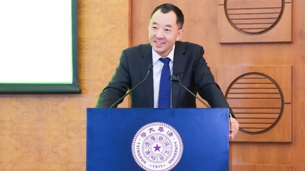 凤凰晚报|知名公益人陈行甲年薪超70万