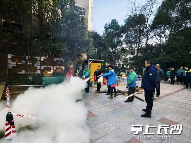 参训人员正在进行“灭火”练习。