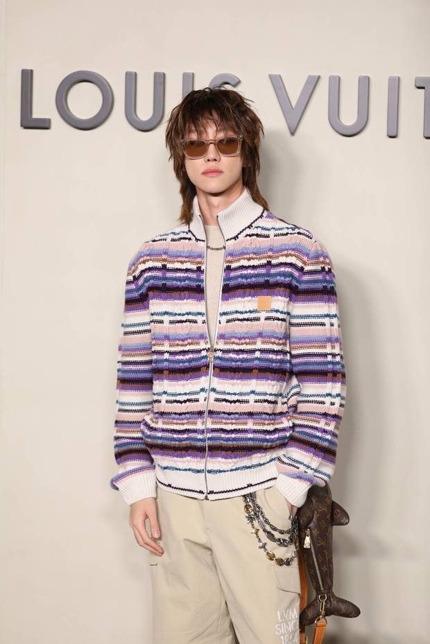 徐明浩大胆穿搭时尚风情拉满。