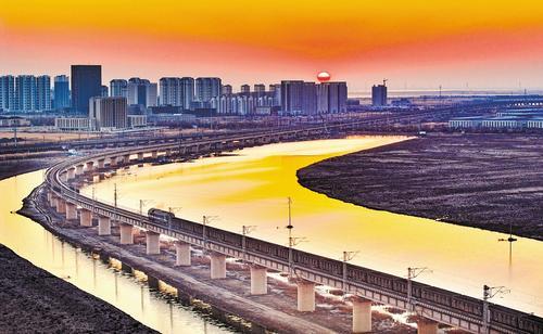 1月9日，一列检修完毕的列车行驶在铁道线上。