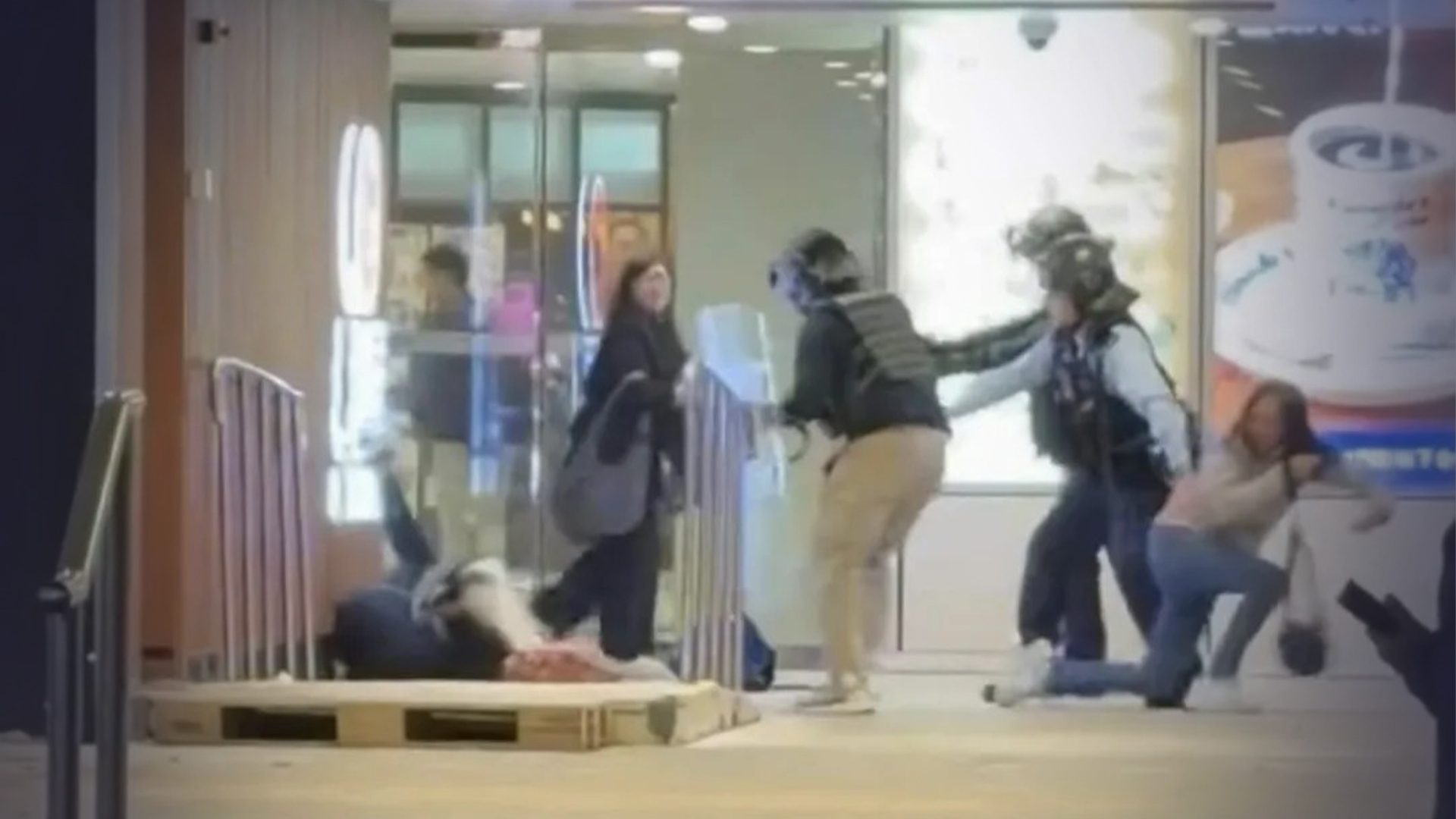 香港警方证实：击毙一持刀劫持人质男子，在其身上及随身携带的包内查获疑似毒品及一支伸缩警棍