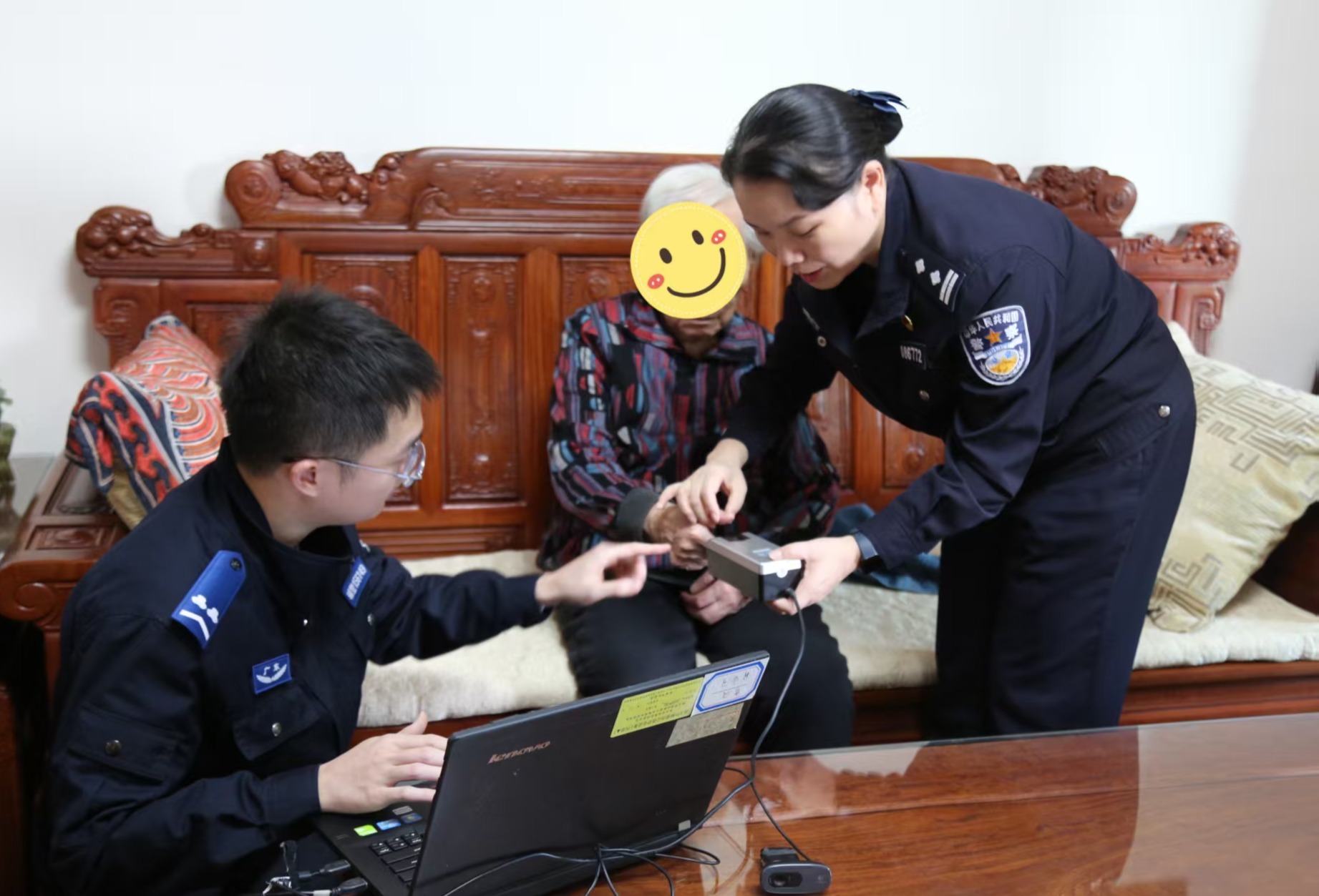 服务暖人心 珠海香洲公安上门为行动不便老人补办身份证