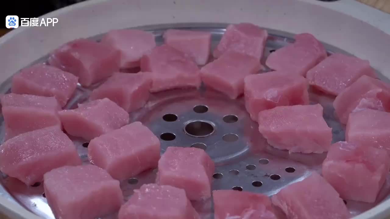 我家瘦肉从不红烧，切成小块放锅里蒸一蒸，瞬间变成一道特色美食