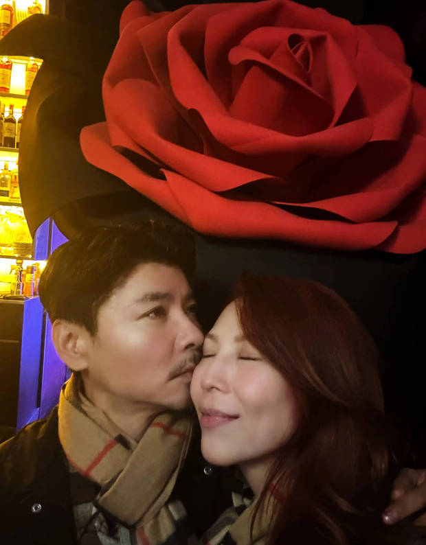 张晋亲吻蔡少芬脸颊。