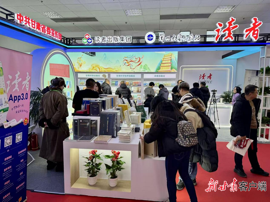 展区内读者络绎不绝