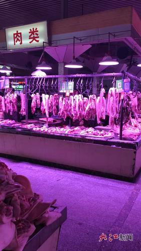 商户口中的“新国标灯”远观泛红。 全媒体记者王琴红摄