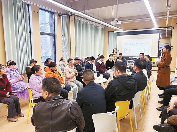 2025年12月24日，株洲市荷塘区委社会工作部牵头在桂花街道阳光里社区人民建议征集点开展荷小社第三期沙龙活动。图为居民代表分享人民建议转化落地的故事。通讯员 摄