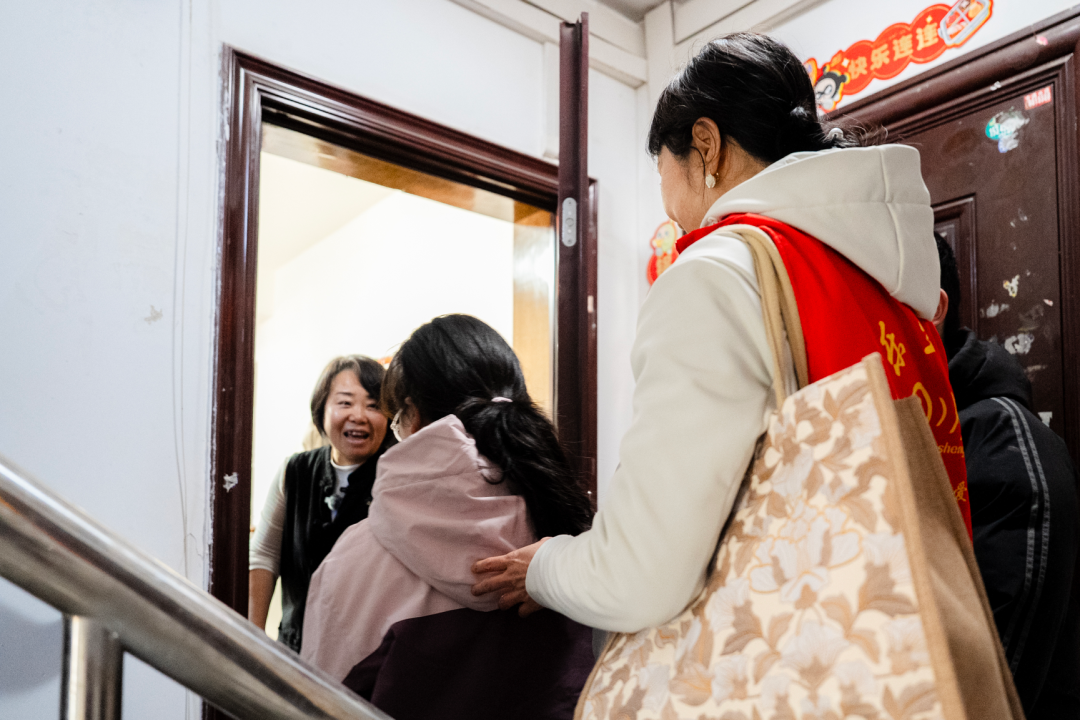 艾米和哥哥来到爱心妈妈姚敏家