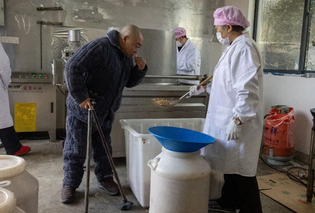 ▲在沙琪玛制作车间忙碌的王祥兵