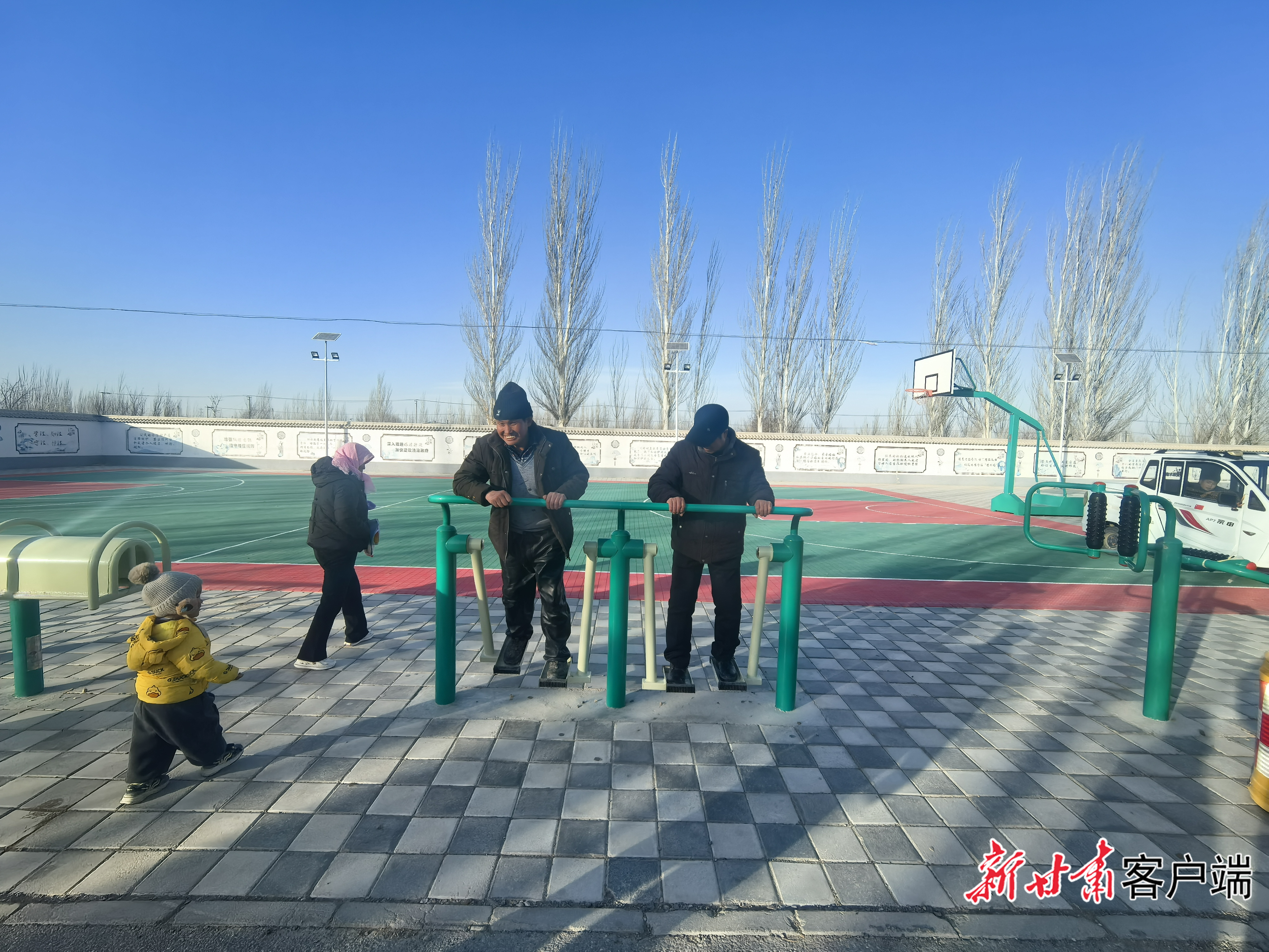 酒泉市玉门市柳湖镇岷州村的村民正在健身