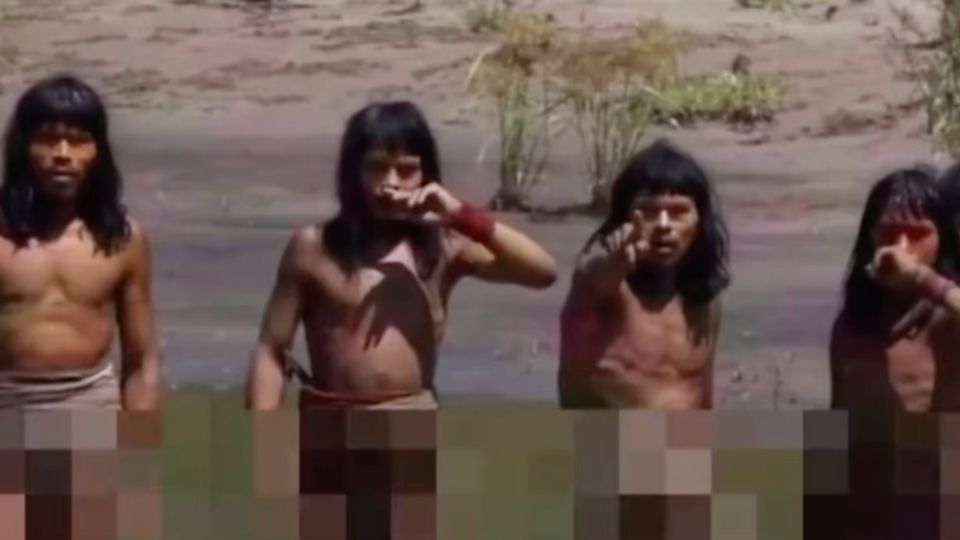 亚马逊“未接触原始部落”高清影像首曝光，部落成员起初戒备持弓，最后放下武器