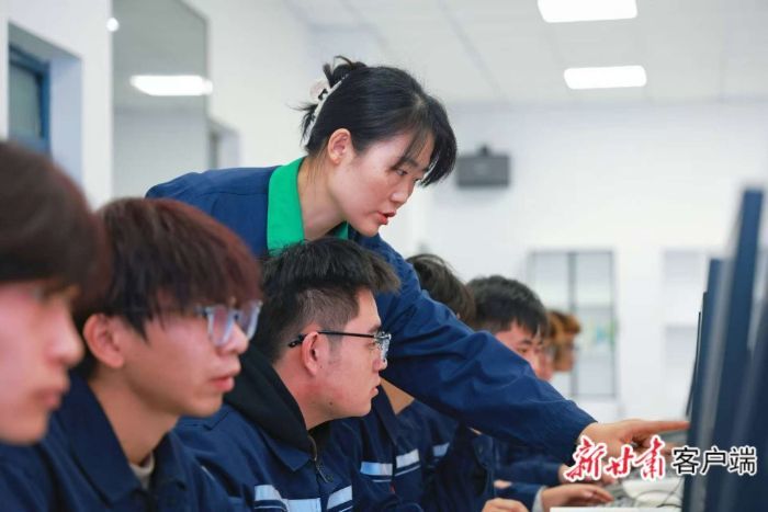 张倩（左四）正在给学生上课