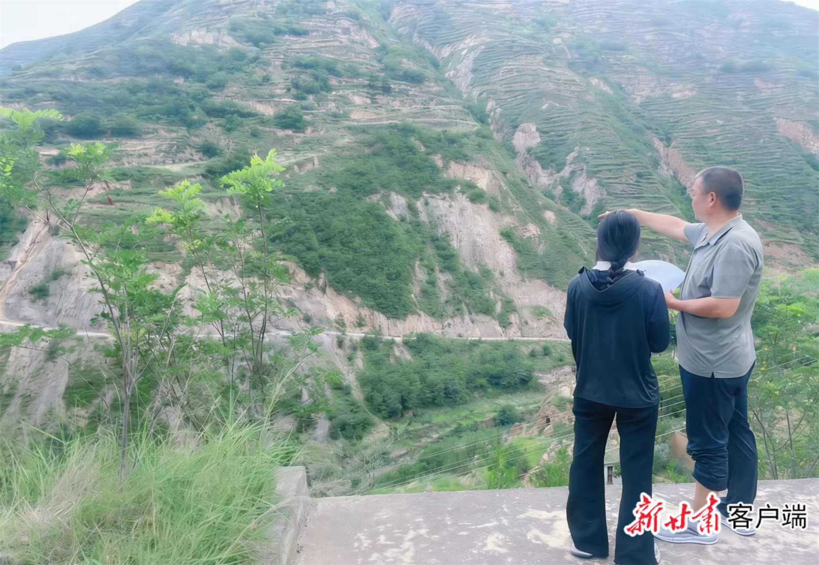 2025年，省农业农村厅工作人员在陇南市现场查看核实村集体资产。本文图片除署名外均由省农业农村厅提供