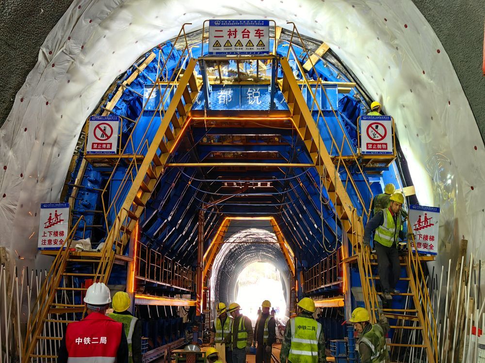 天陇铁路柳林隧道内的施工场景
