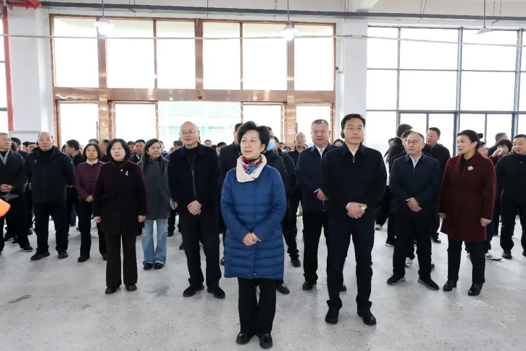 胡雪梅、陈克龙在昌南新区江右酒店用品项目现场观摩。（全媒体记者 余乐俭 摄）