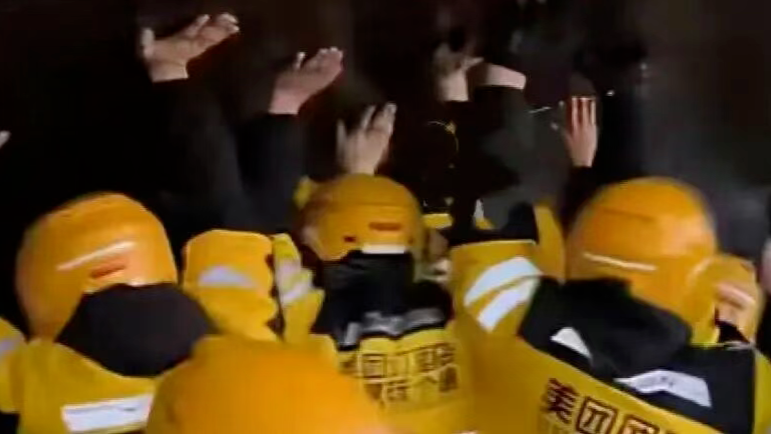 施工架被大风吹翻砸倒过路女子，41名外卖小哥合力救人