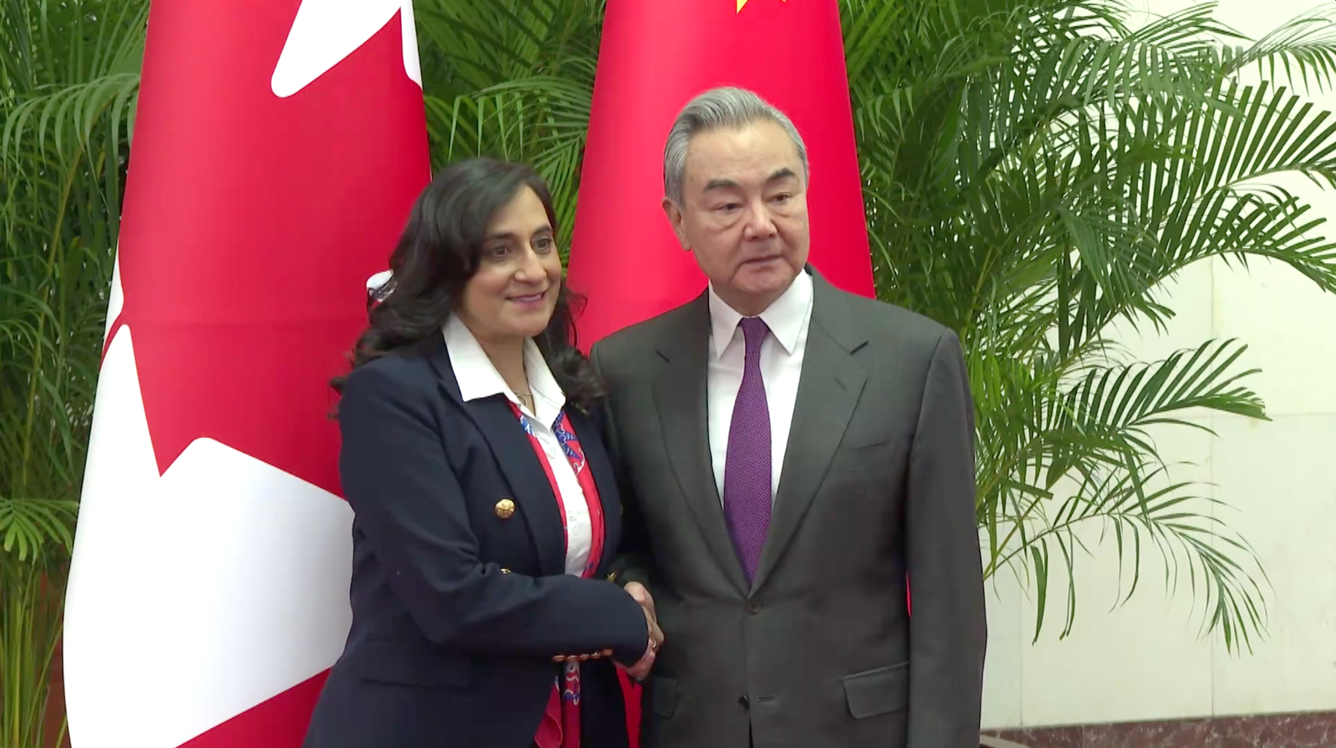 王毅会晤加拿大外长：冀中加关系走稳走实走好