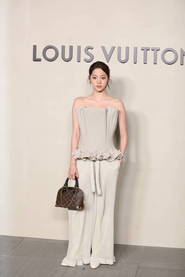 欧阳娜娜香肩线条吸睛。