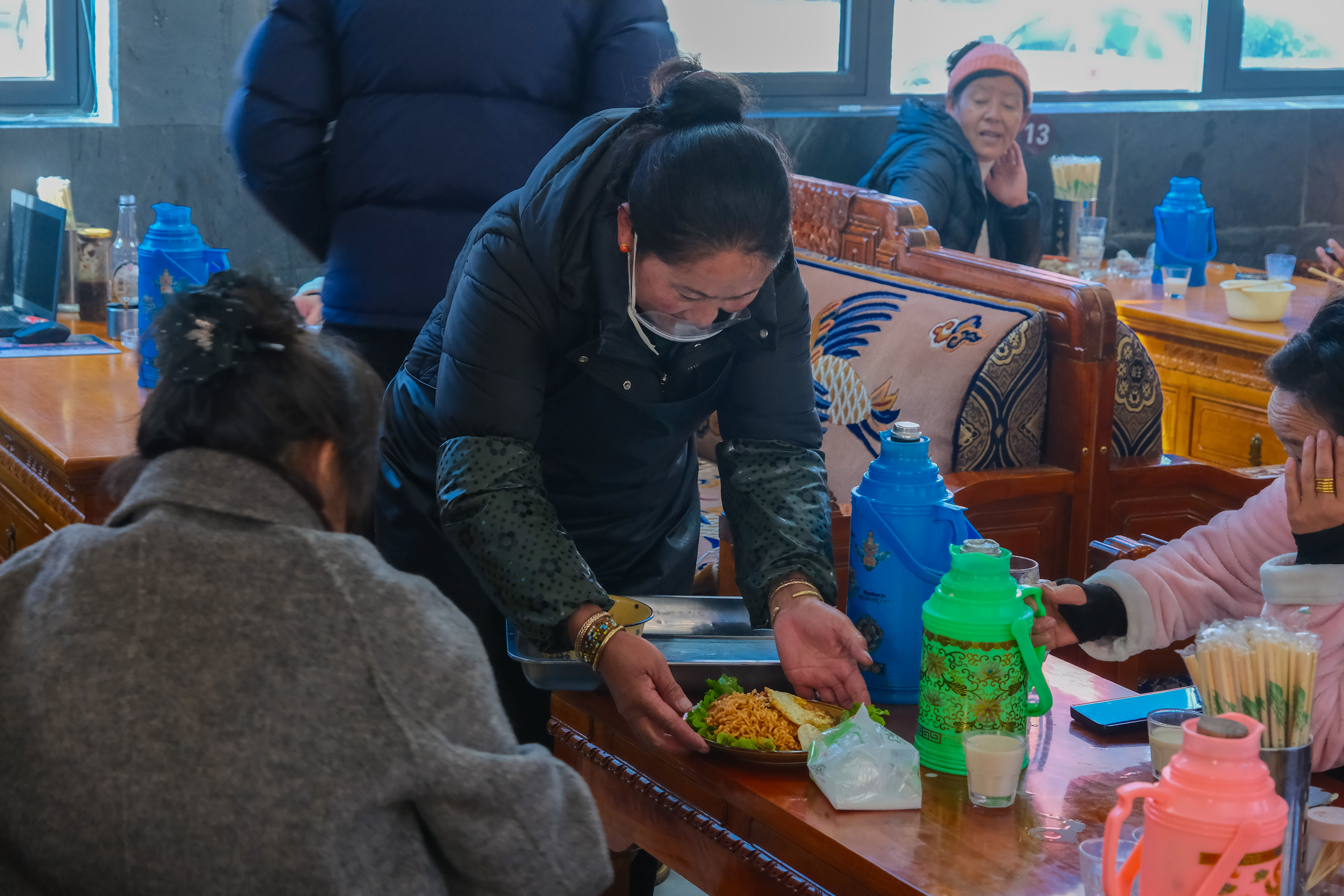 在念朗温泉务工的村民在温泉餐厅上菜