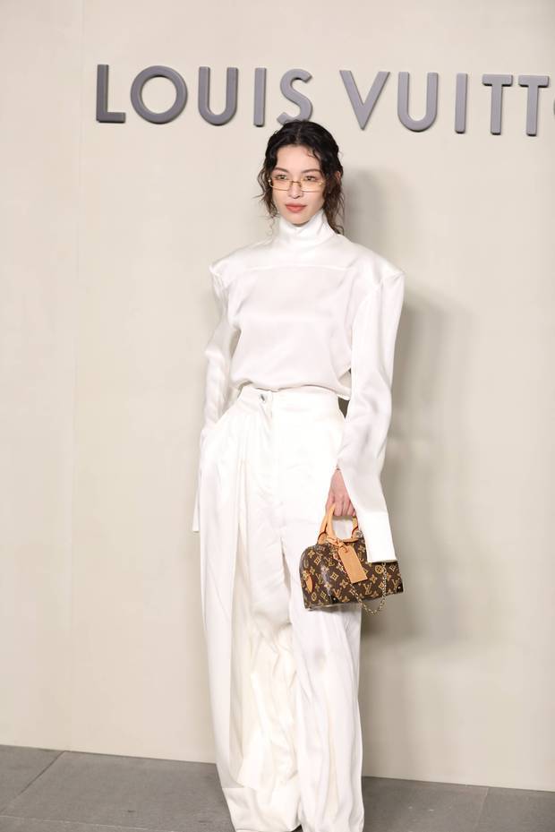 钟楚曦穿白色丝质套装身材超好，戴金丝眼镜痞帅气质拿捏。