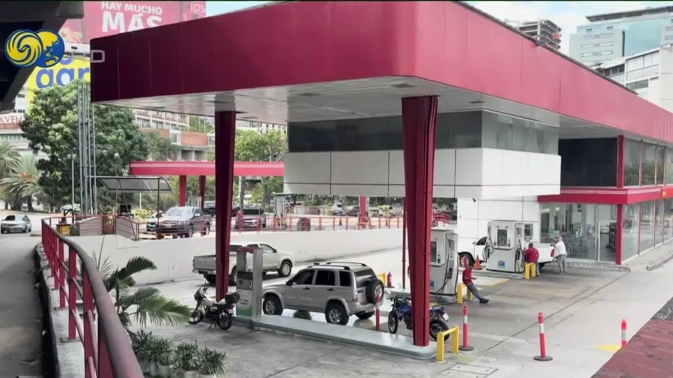 凤凰记者走访委内瑞拉加油站，燃油价格及供应稳定