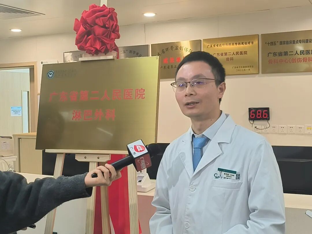 ◎ 祝李霖介绍淋巴水肿的诊治技术。/ 图：作者摄