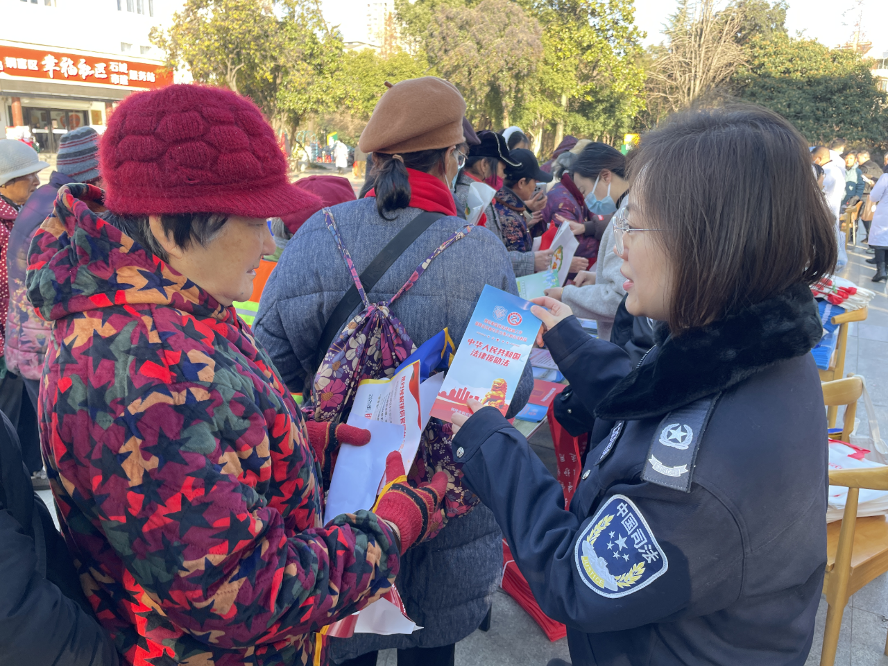 图为石城路司法所开展法律援助宣传活动。崔薇 摄