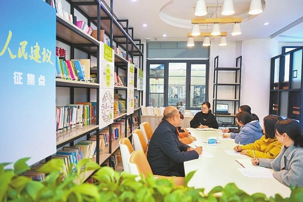 2025年12月31日，长沙市开福区湘民社区人民建议征集点，社区工作人员正在收集群众关于民生服务、环境治理等方面意见建议。华声在线全媒体记者 傅聪 摄