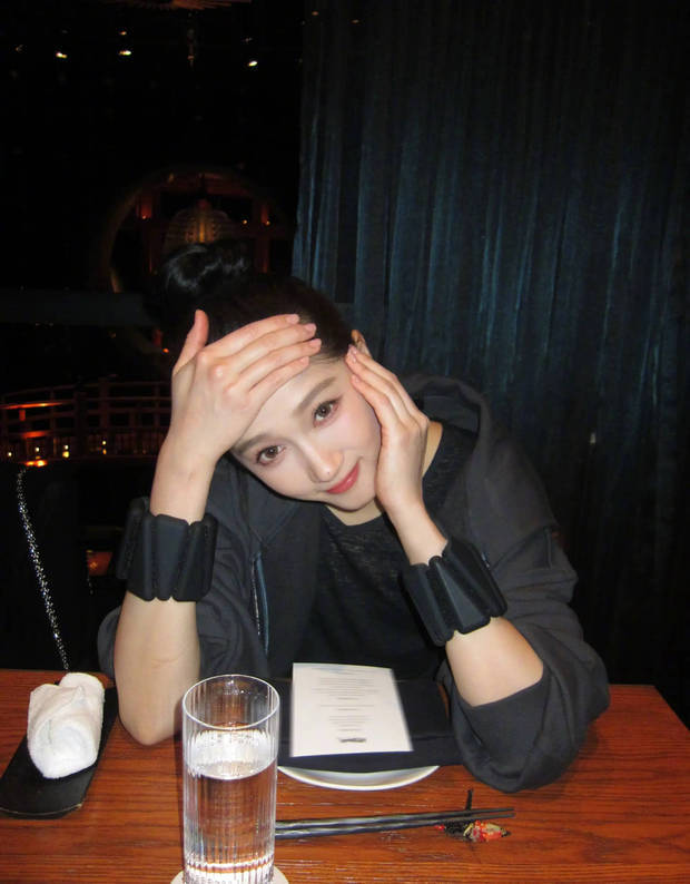 关晓彤绽放温柔笑容，魅力十足。