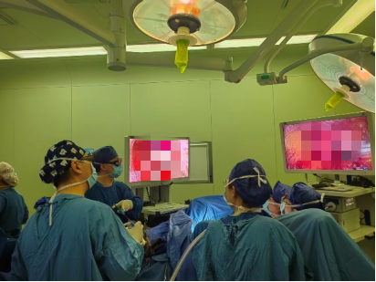 石欣主任手术团队为患者做手术