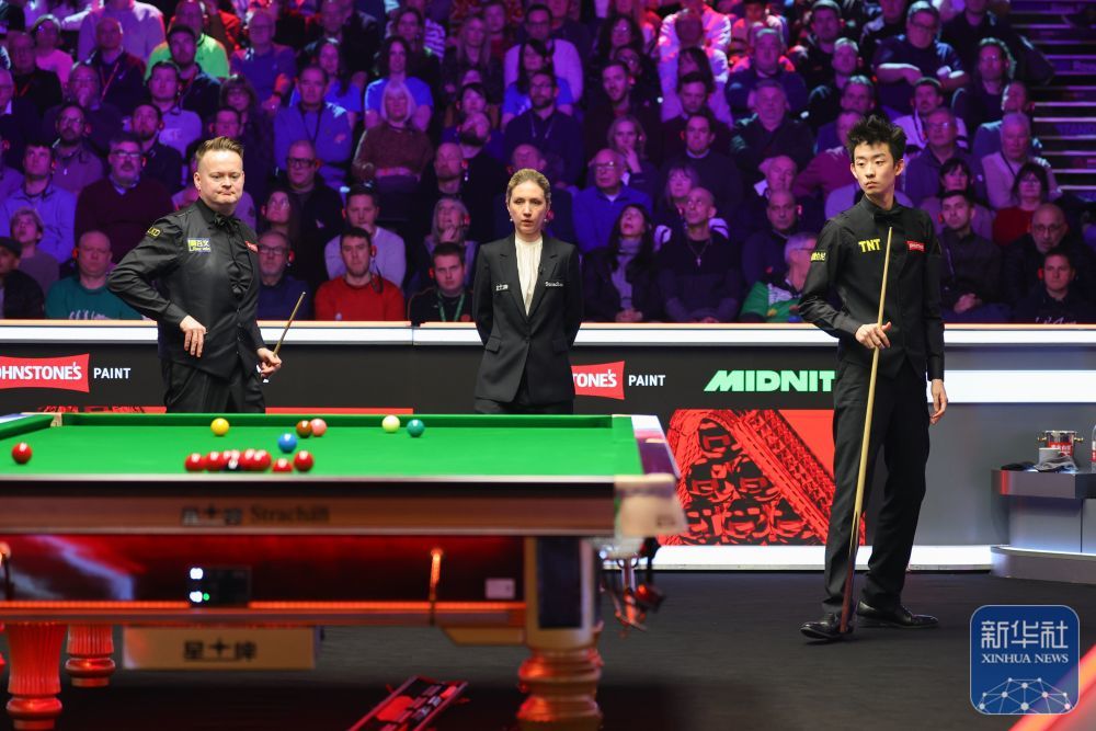 吴宜泽（右）与肖恩&middot;墨菲（左）在比赛中