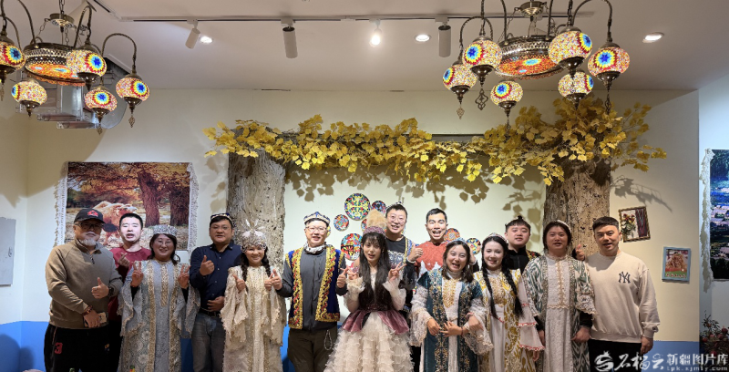 热雪新疆e起来·一路开“新”网络主题活动的名人代表在“天山明月城·丝路有戏”沉浸式文旅街区合影留念。石榴云/新疆日报记者 宋海波摄