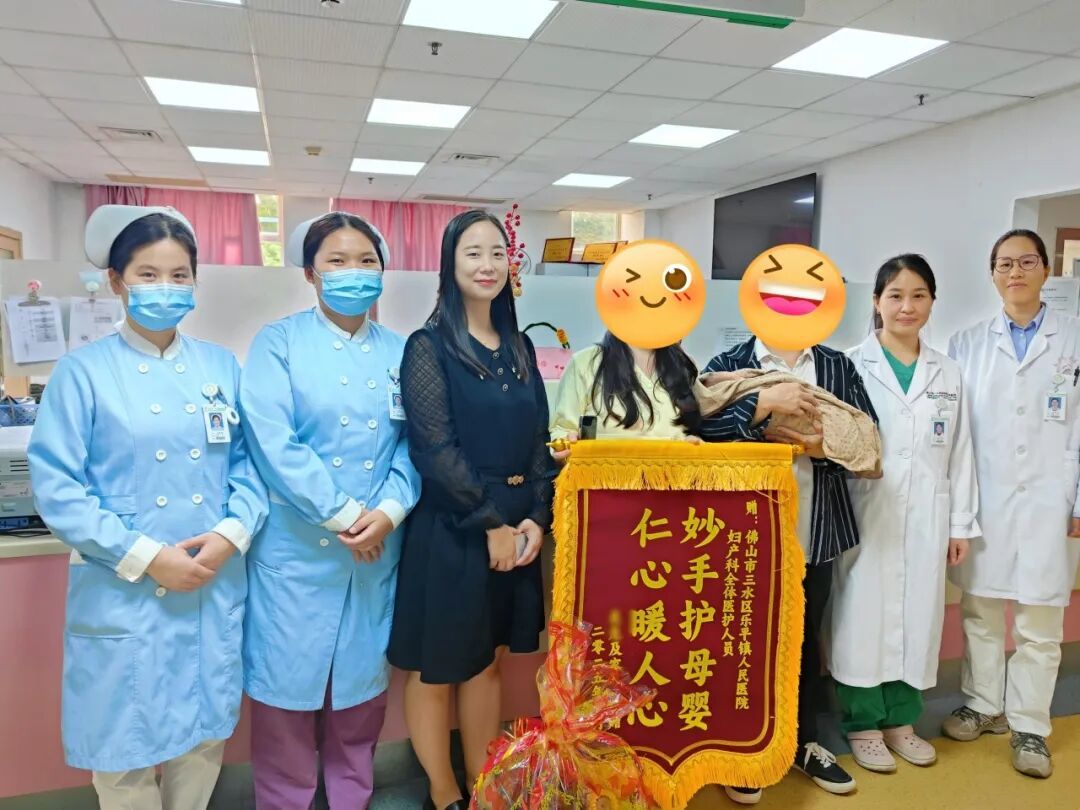 图：乐平医院妇产科医护人员收获患者送来的锦旗