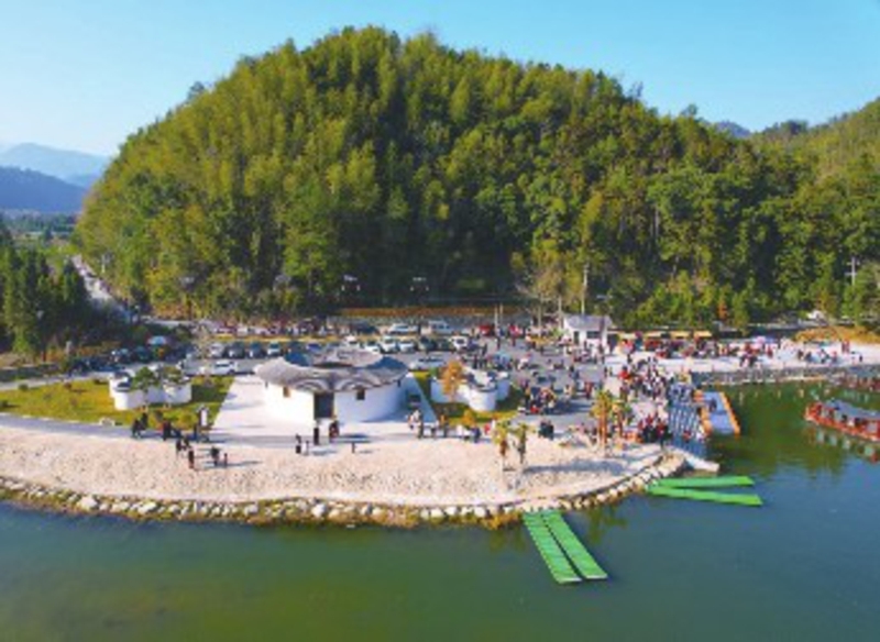 光明乡栗树湾景区游人如织。