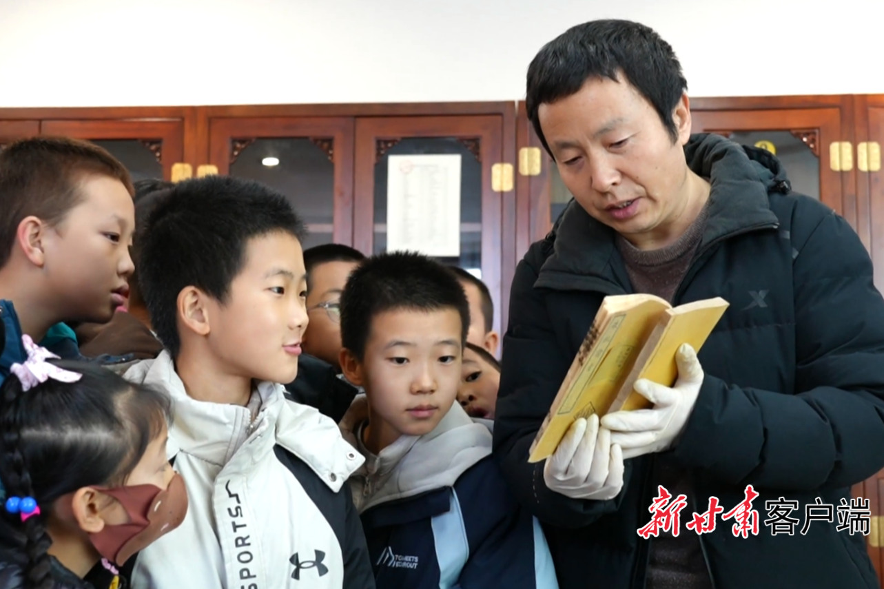 图书馆工作人员给小朋友展示馆藏古籍